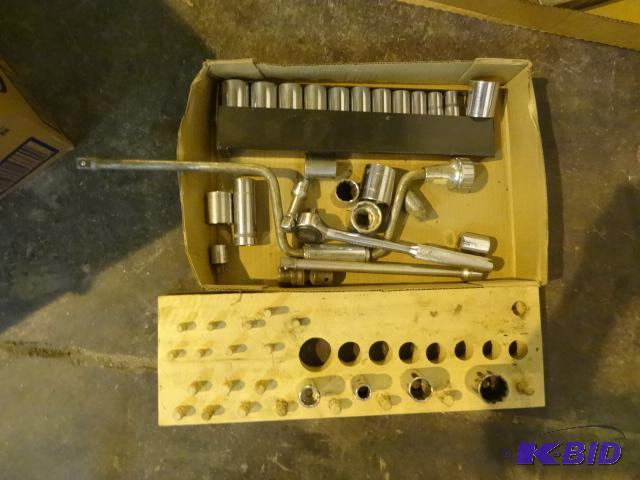 lot 68 image: Misc 12 sockets and extensions...