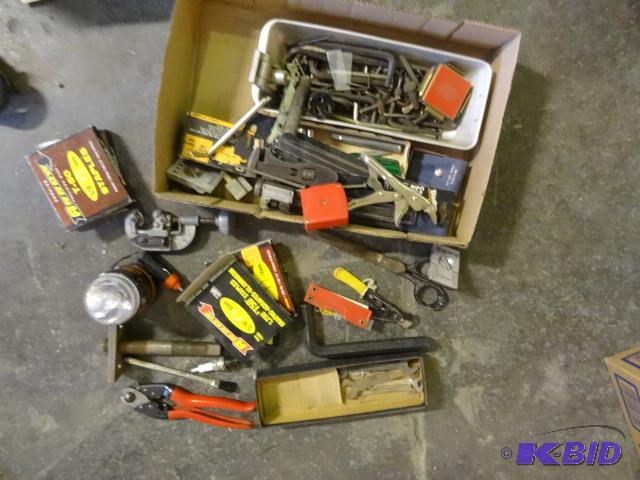 lot 74 image: Misc tools. Scissors, flashlight, and more...