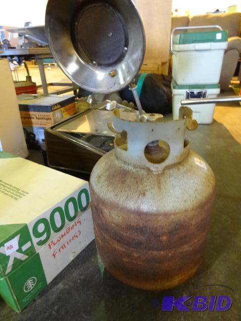 lot 86 image: Propane tank with a heater. New style...