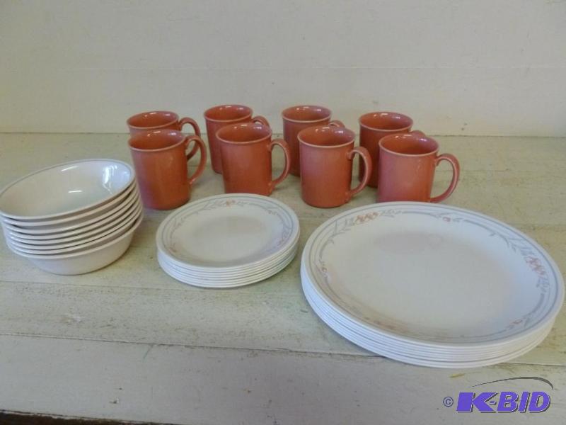 lot 141 image: Corning 33 piece dish set, good usable condit...