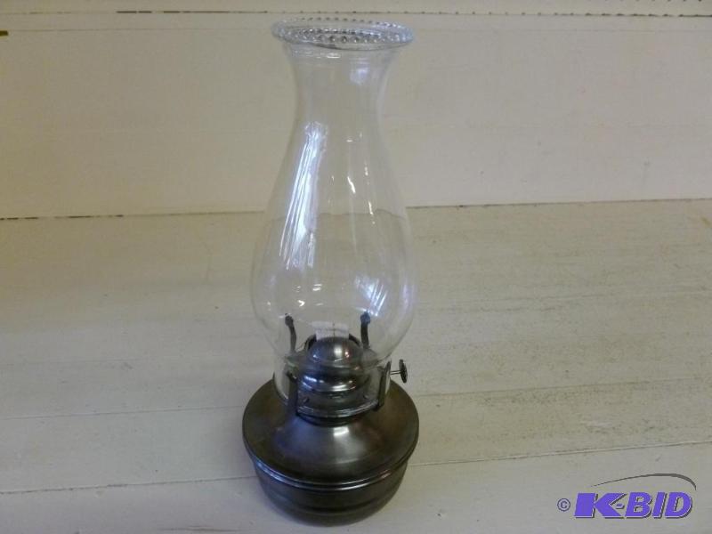 lot 146 image: Large metal bodied oil lamp that measures 12 ...