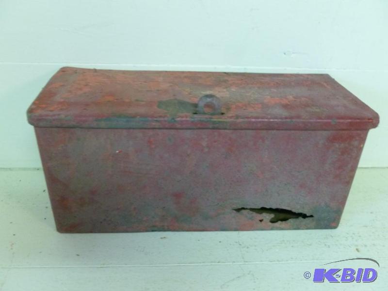 lot 188 image: Vintage tractor tool box that measures 4.5&qu...