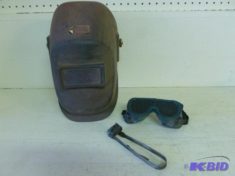 lot 195 image: Lot of welding items that includes a Lincoln ...