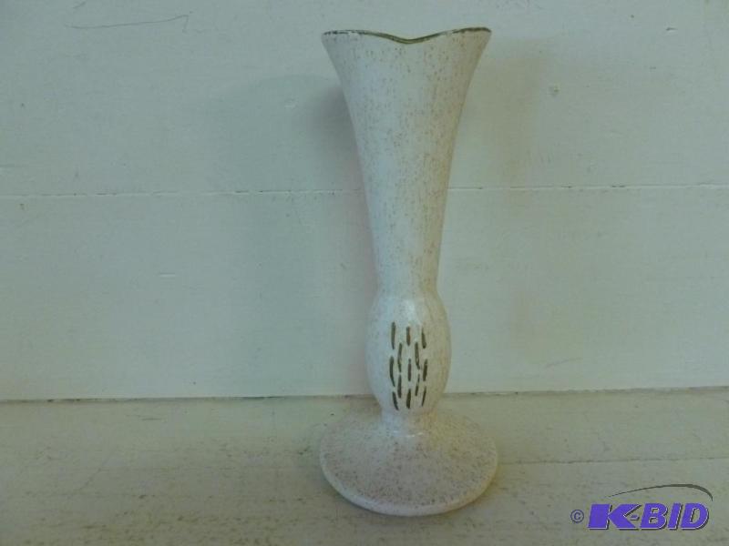 lot 61 image: Beautiful pottery vase that measures 8.5"...