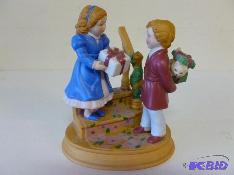 lot 64 image: Beautiful Avon Collectibles " Christmas ...
