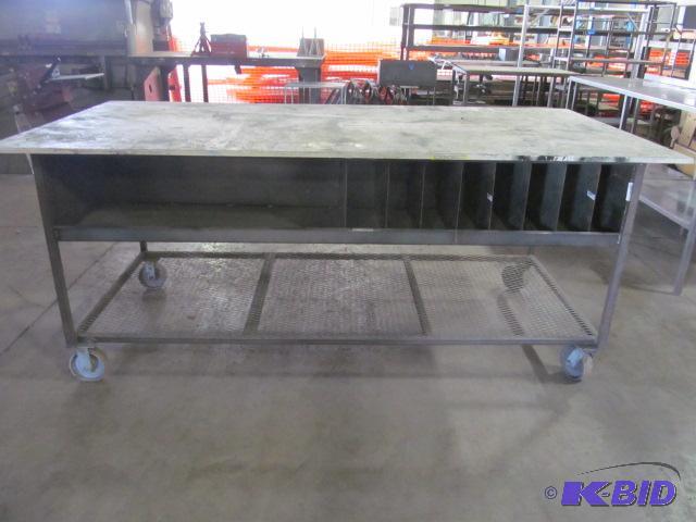 lot 124 image: Large Rolling Work Station  Features & No...