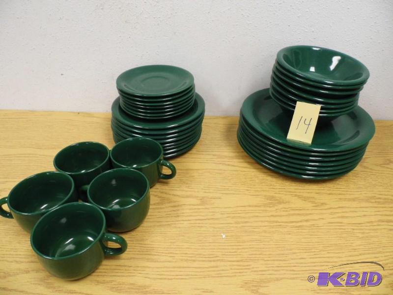 lot 14 image: Green Dishes