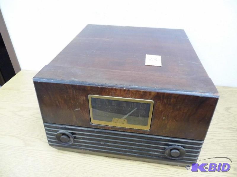 lot 33 image: Vintage Record Player