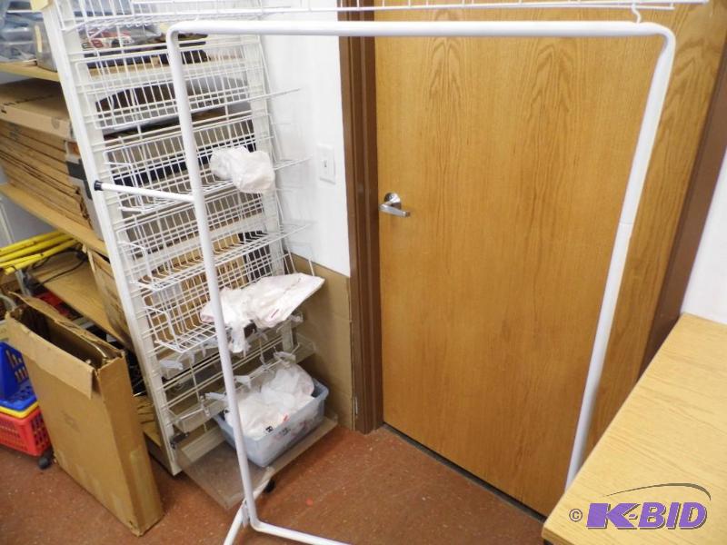 lot 79 image: Clothing Rack