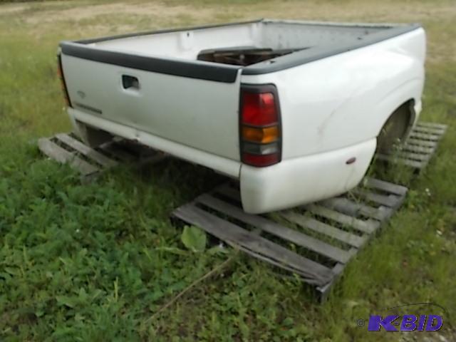 lot 5 image: 2006 GM 8 Dually Pickup Truck Box Includes S...