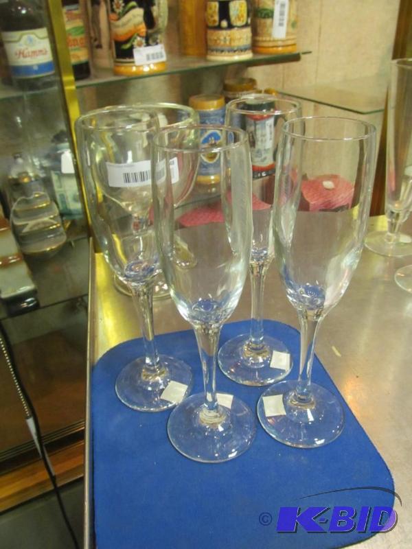lot 49 image: Lot of 4 Champagne Glasses
