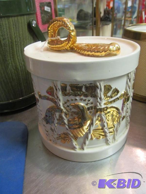 lot 56 image: Vintage Patriotic Ceramic USA Ice Bucket