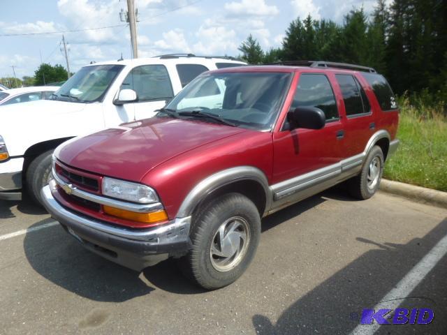 lot 10 image: 2000 Chevy Blazer LT 4 x 4 SUV   4.3 Liter V6...