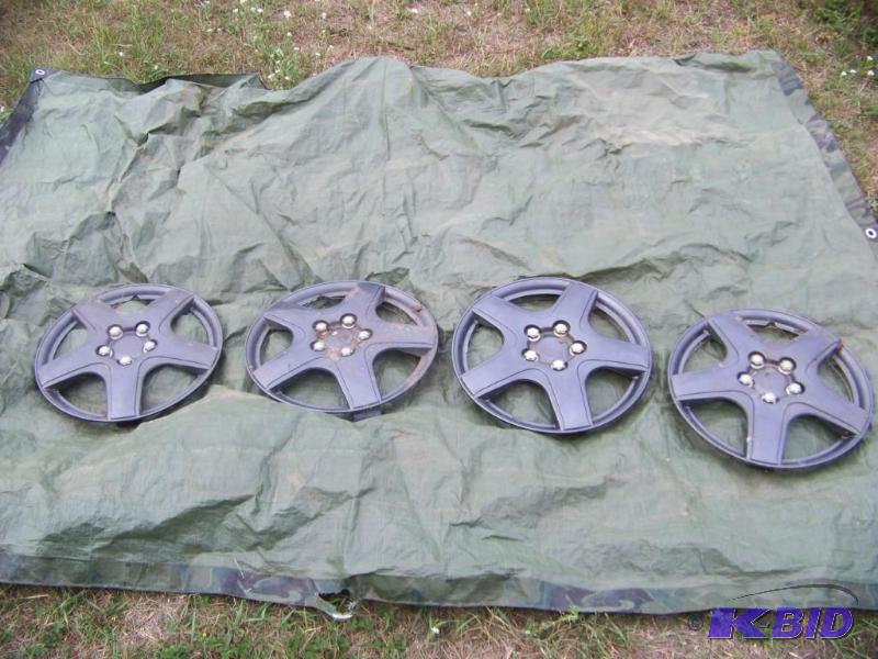 lot 7 image: 14 Wheel covers