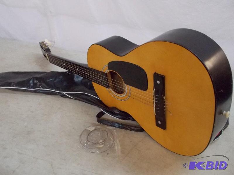 lot 1 image: Guitar