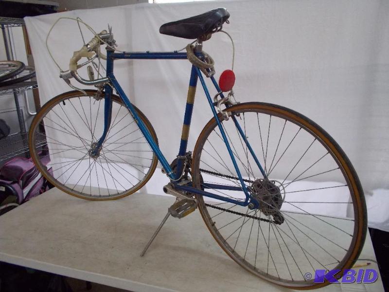 lot 11 image: Bicycle