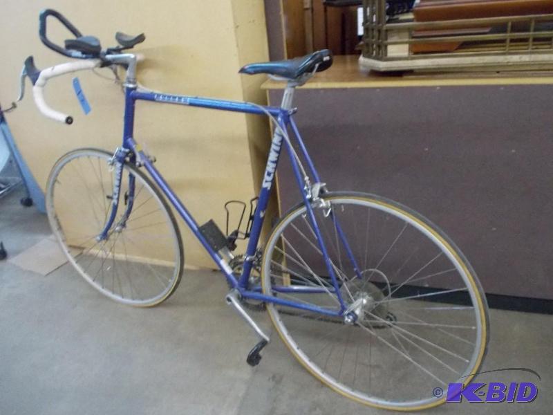 lot 12 image: Bicycle
