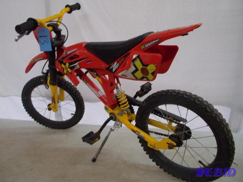 lot 13 image: Dirt Bike