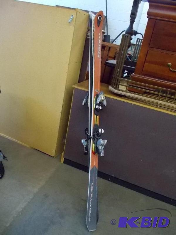 lot 19 image: Snow Skis