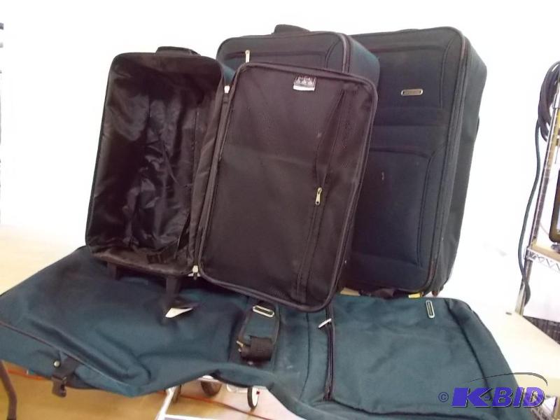 lot 30 image: Luggage Set