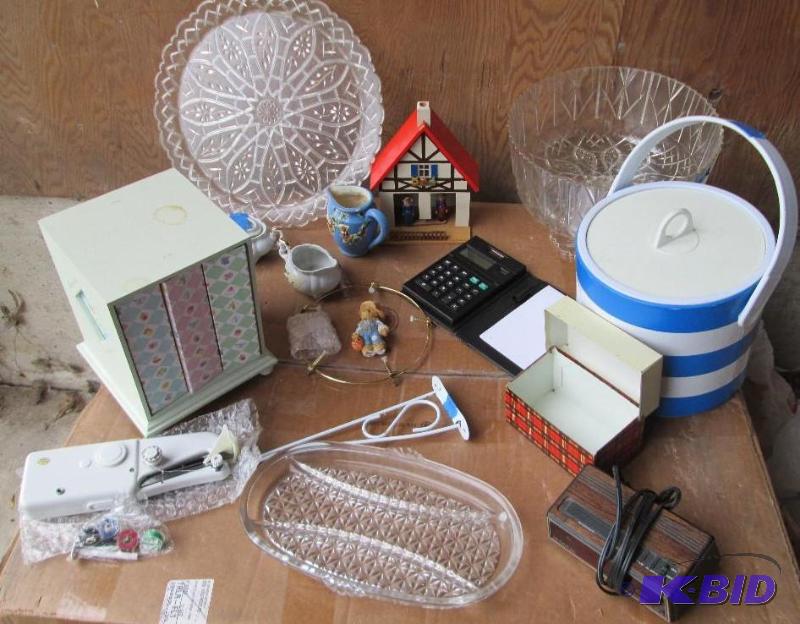 mixed lot of household items, sewing machine,...