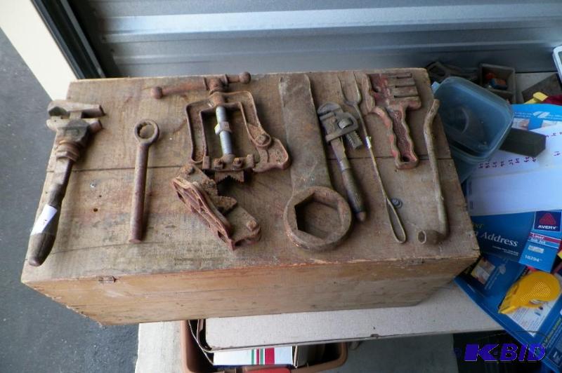 lot 21 image: Lot of old tools including Albert Lea Tool