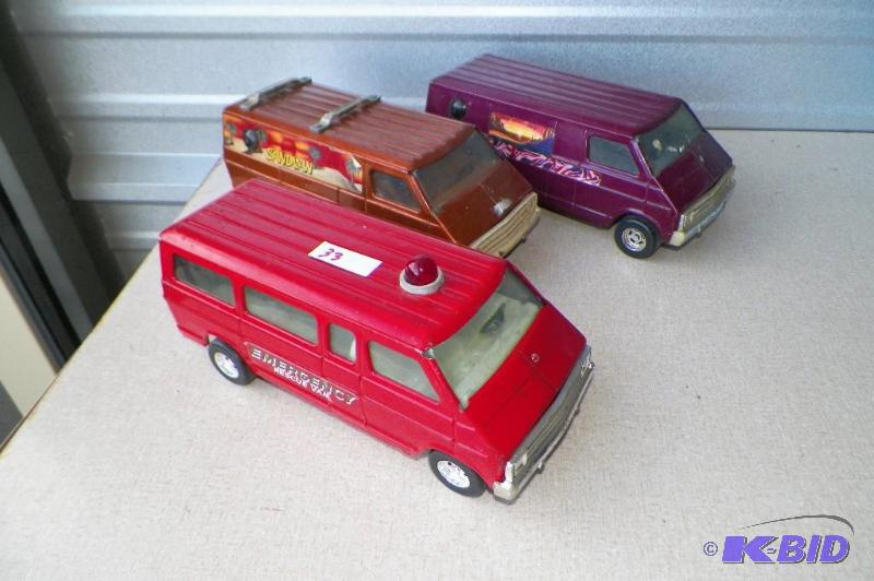 lot 33 image: 3 Toy Vans