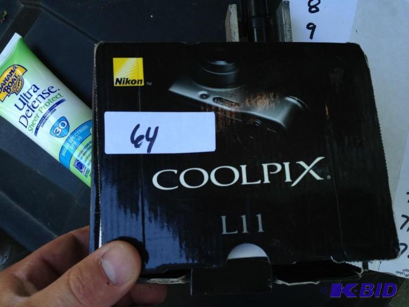 lot 64 image: Cool Pix Digital Camera