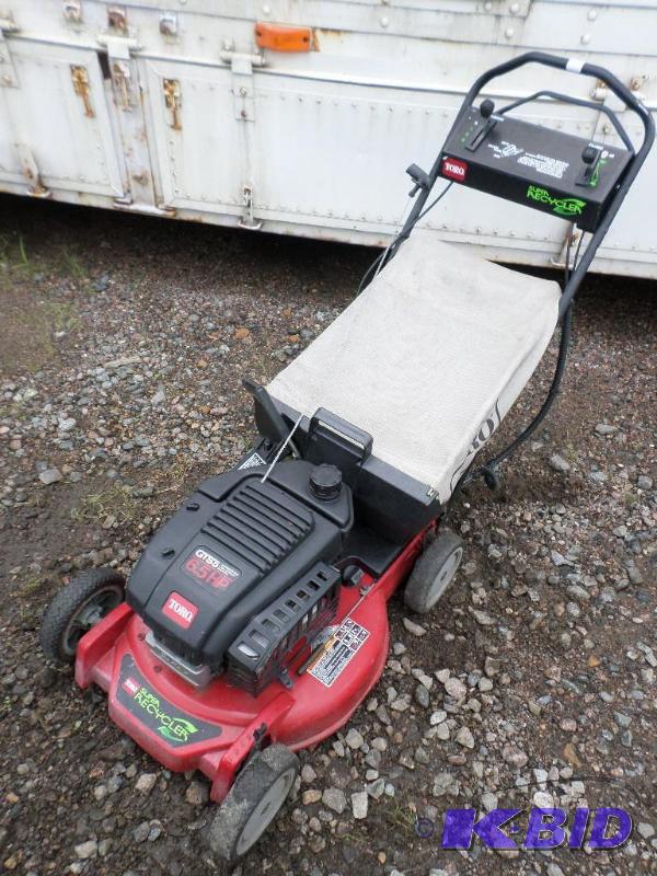 lot 12 image: Toro 3-Speed Self-Propelled 21" Mower Wi...