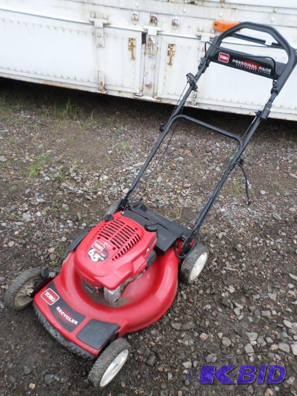 lot 13 image: Toro Personal Pace 21" Self-Propelled Mo...