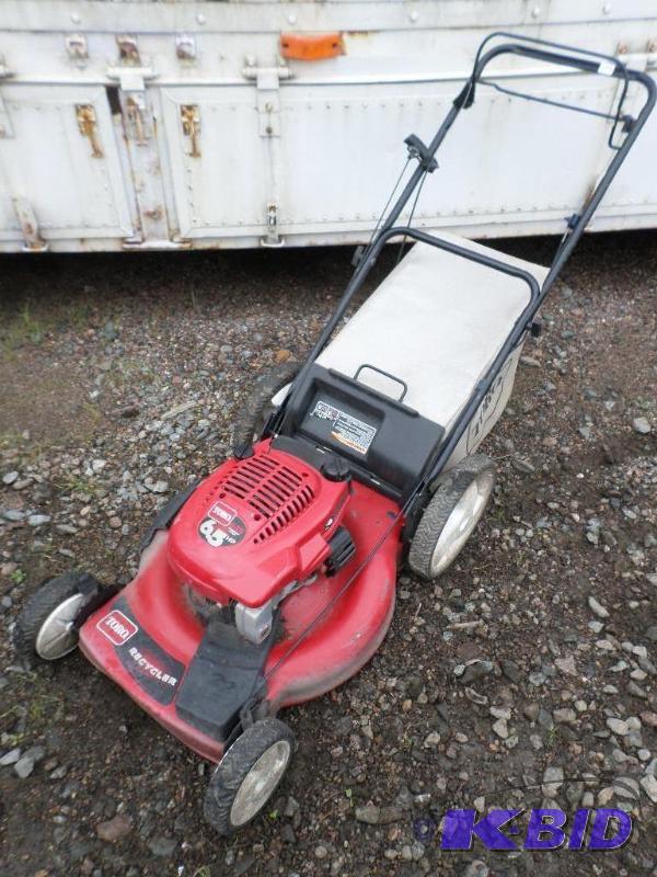 lot 15 image: Toro 22" Self-Propelled Mower With Bagge...