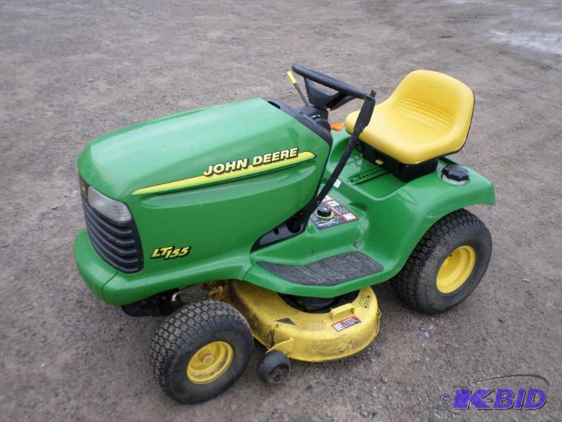 lot 19 image: John Deere LT155 Lawn Tractor, Foot Pedal Hyd...