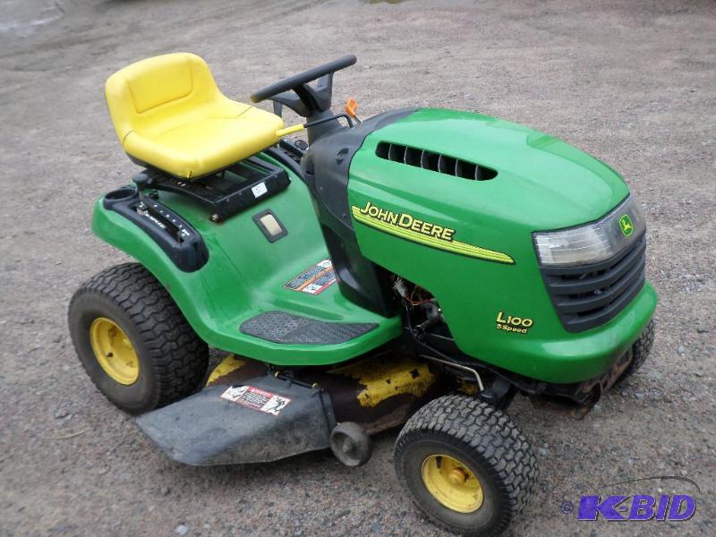 John Deere L100 5-speed Tractor, 42