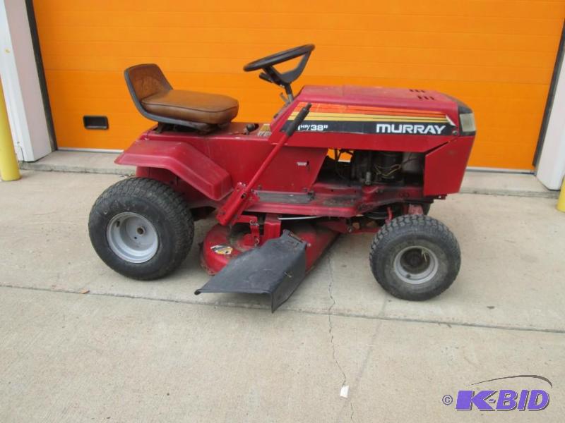 lot 14 image: Murray 38 Riding Lawn Mower