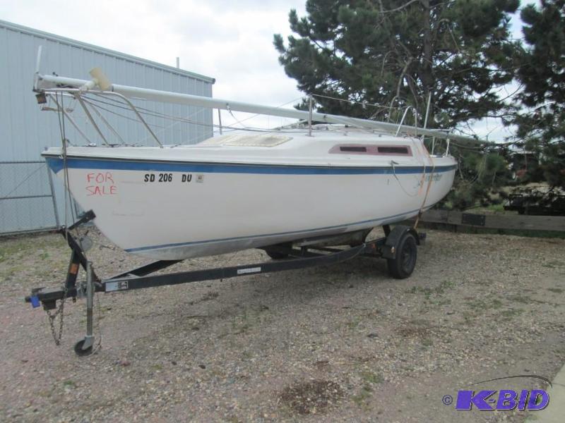 lot 2 image: 1986 MacGregor WindWalker 26 Sailboat and Trailer