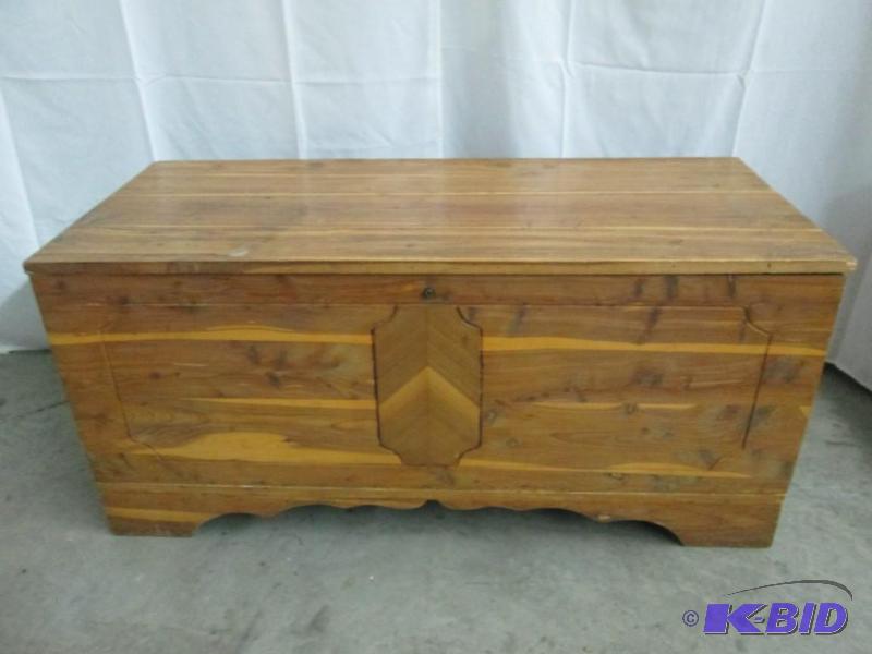 lot 22 image: Wooden Bench w Storage