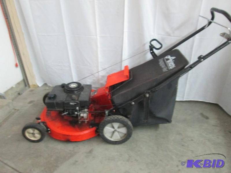 lot 9 image: Ariens Bagger-Vac Lawn Mower