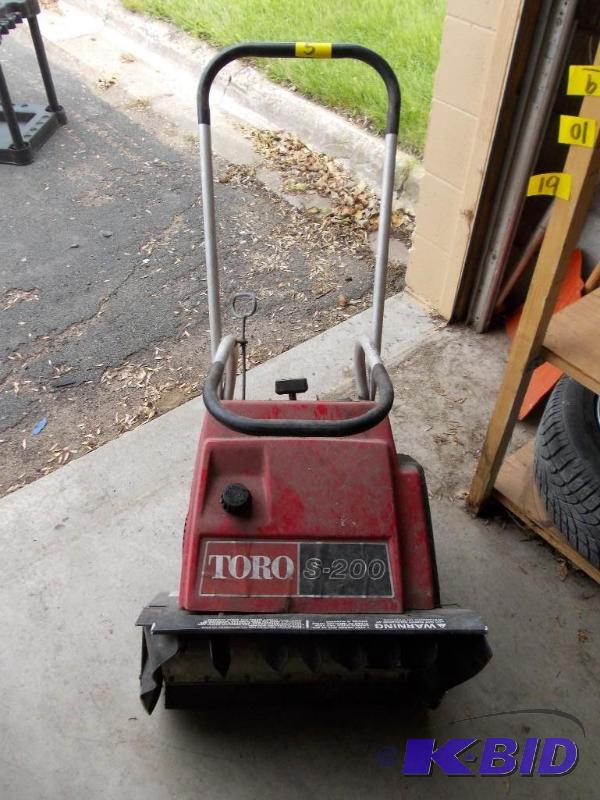 lot 5 image: Toro Snow Thrower 20"...