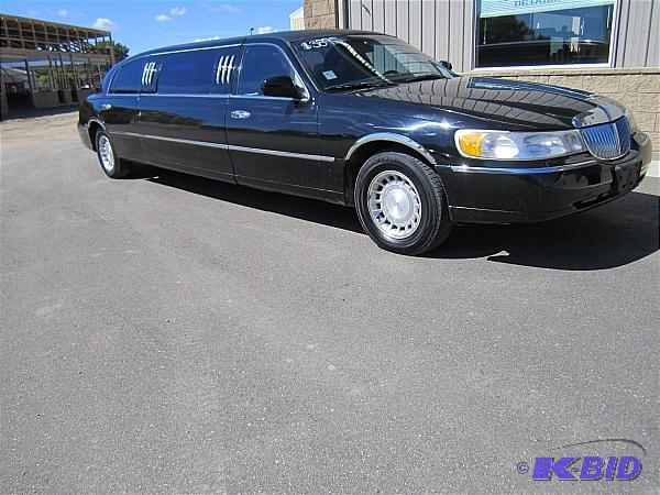 lot 1 image: 1999 Lincoln Stretch Limo