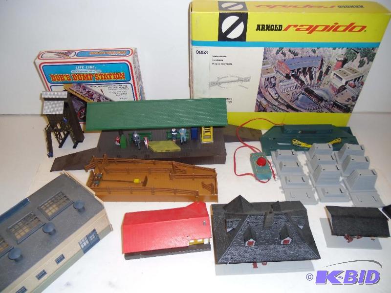 lot 20020 image: HO Scale Train Accessories Pola, Tyco Plastic Buildings Telephone Poles Cows Bobs Dump Station