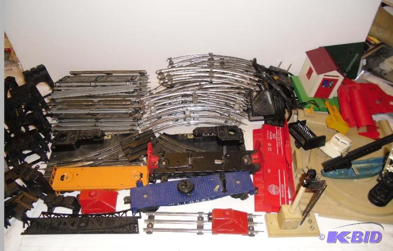 lot 20021 image: Vintage Lionel Train O Scale Cars Tracks and Plasticville Barn Parts  Pieces