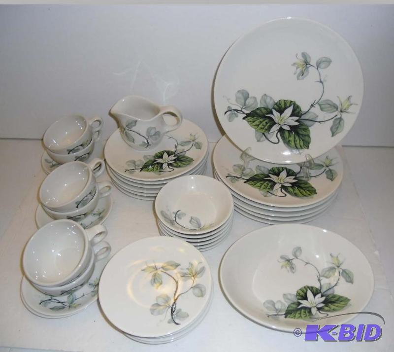 lot 20022 image: 1960s Peter Terris by Shenango China White Lily Plates Dishes