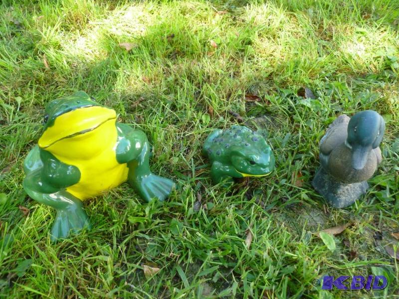 Lot of three ceramic outdoor decorations that...