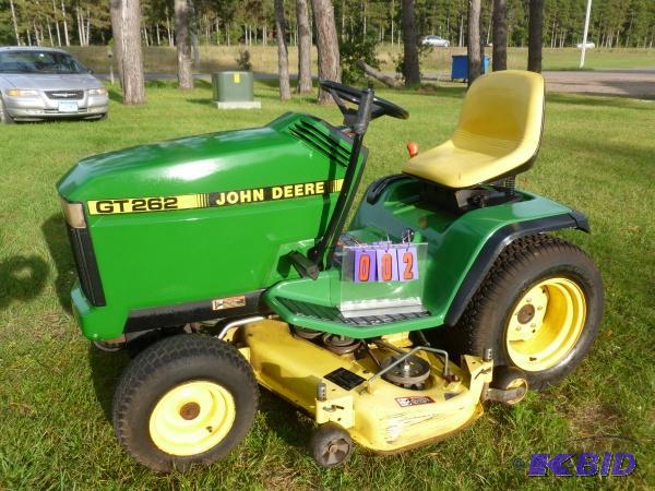 John Deere gt 262. 48