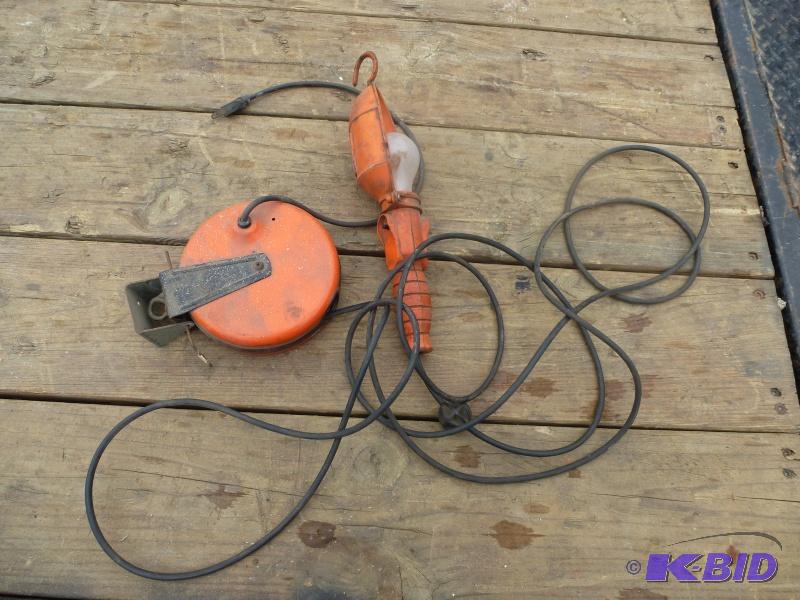 lot 17 image: Trouble light reel 20 retractable reel- 120...
