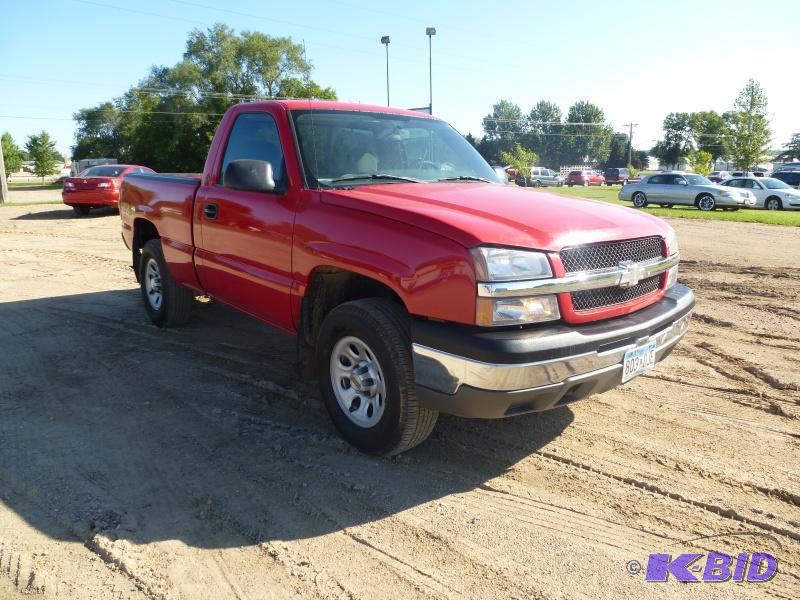 lot 2 image: 2005 Chevy Regular Cab Short box 4WD Has 5.3...