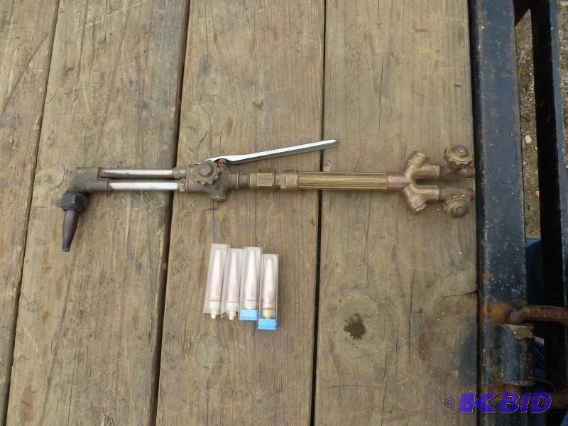 lot 24 image: Acetylene torch with tips 4 Victor tips asso...