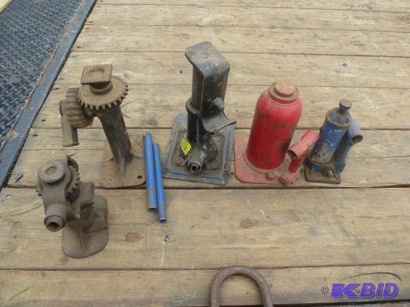 lot 26 image: Hydraulic jacks and manual jacks Assorted ja...