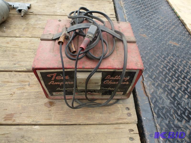 lot 27 image: Battery charger 10 amp, 612V In working con...