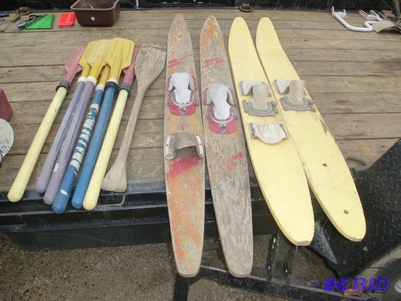 lot 34 image: Mercury propeller and water skis 7 paddles, ...